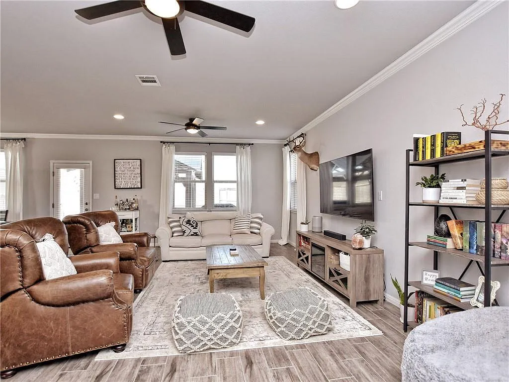 4 bed, 2.5 bath, 2140 sqft, $2,250 — Photo 3