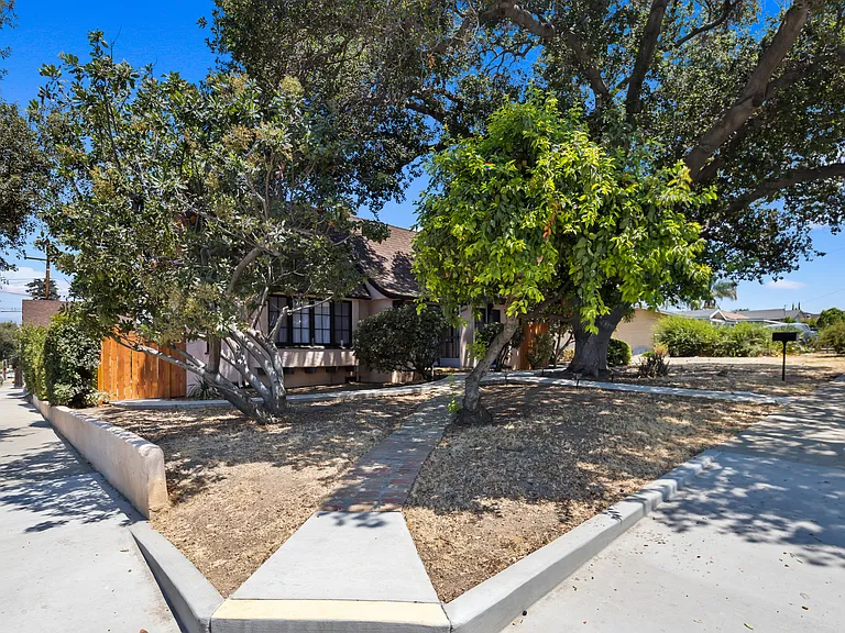 15803 Victoria Ave — Photo 3
