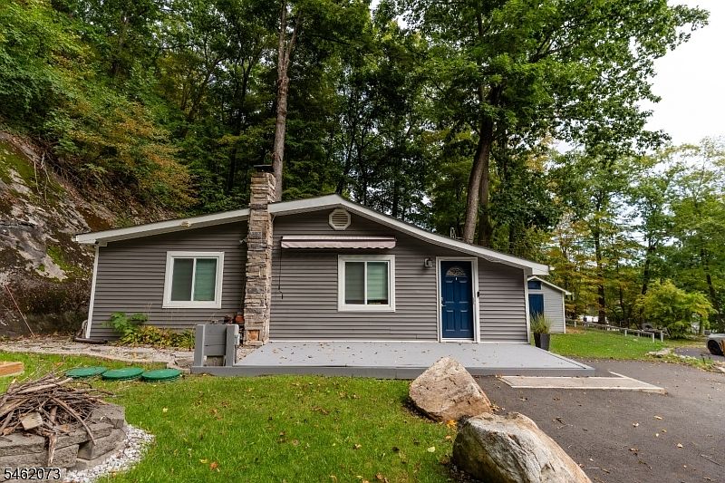 1st image of 6 Oak Ln