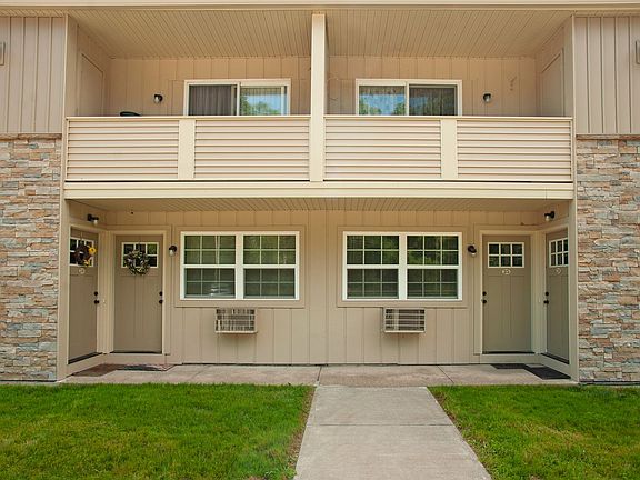 2nd image of 709 Burdeck St #8