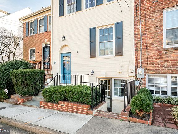 2nd image of 220 Green St