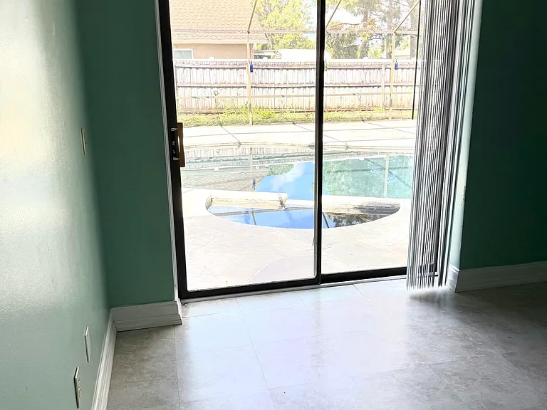 409 SE Voltair Ter — Photo 15
