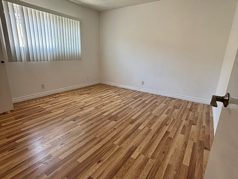 2042 N Beachwood Dr #4 — Photo 9