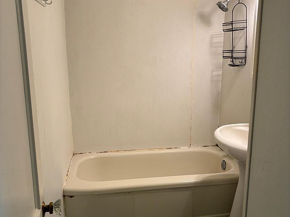 5th image of 1512 N Mann Ave
