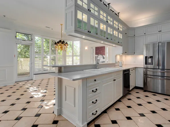 11826 100th Ave NW #102, Edmonton, AB T5K 0K3