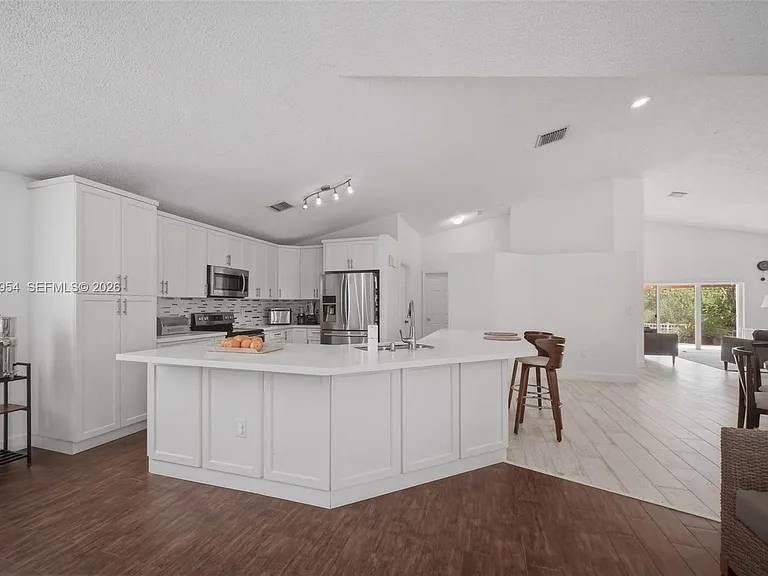 685 SW 198th Ter — Photo 11