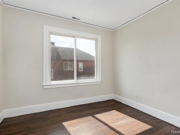 3217 Elmhurst St — Photo 10