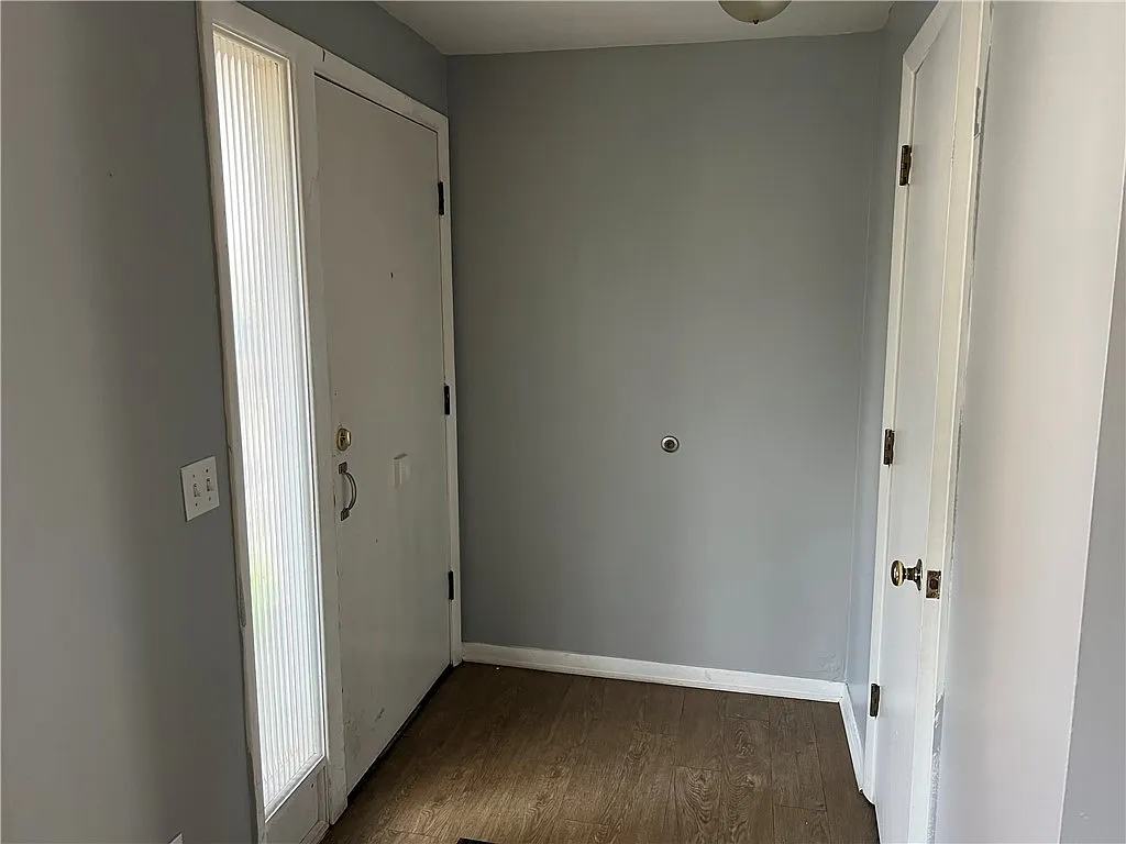 3 bed, 1.0 bath, 3032 sqft, $2,500 — Photo 2