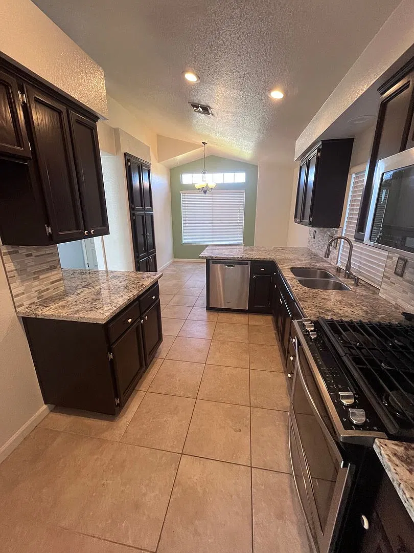 Beautiful Home In Sacramento!! — Photo 2
