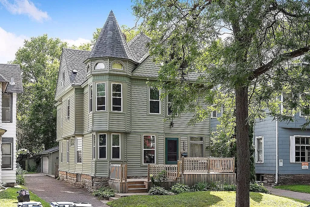 10 bed, $5,600 — Photo 1
