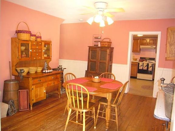 Charming breakfast room w/hardwood floors