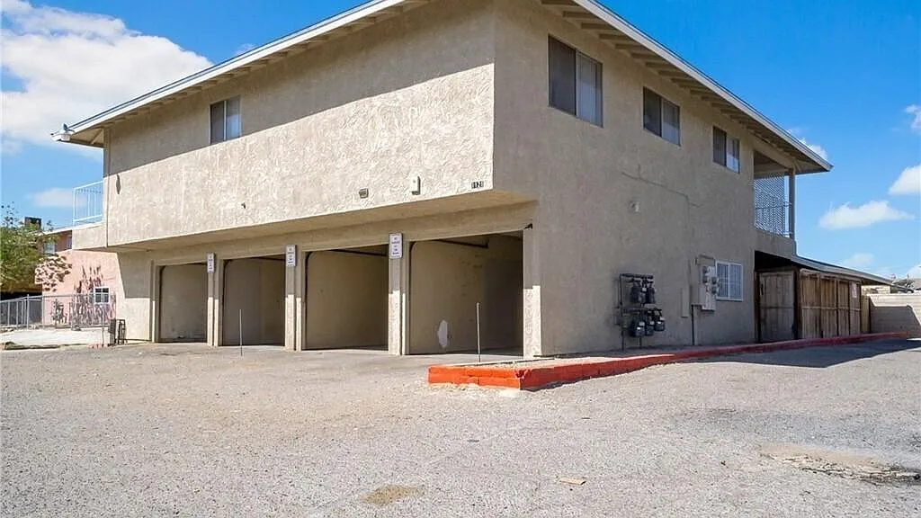 2 bed, 1000 sqft, $1,350 — Photo 2