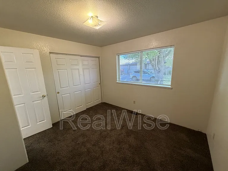249 SW Rogue River Ave #D — Photo 23