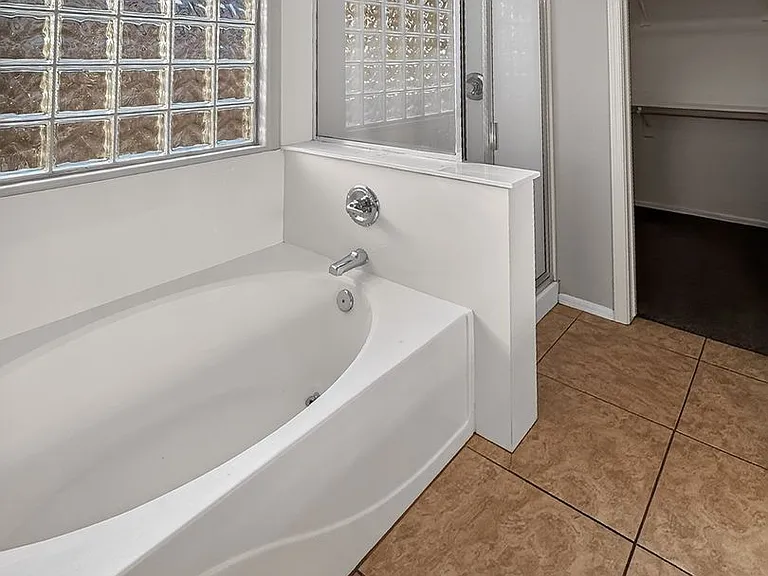2421 W Ellis St — Photo 31