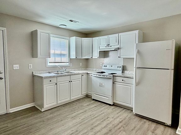 3rd image of 602 Winston Cir