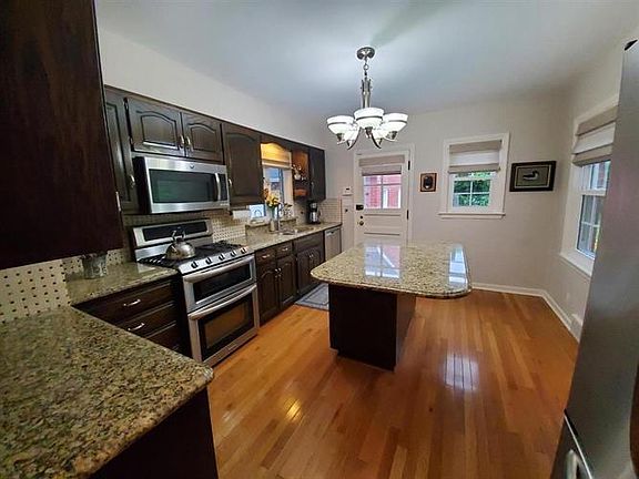 3rd image of 8729 Woodward Ave