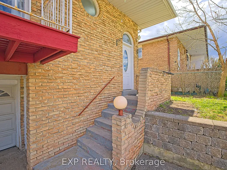 4 Fallway Rd #UPPER — Photo 3