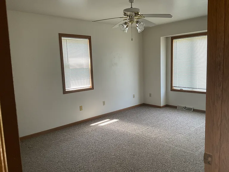 527 Wellington Dr — Photo 6