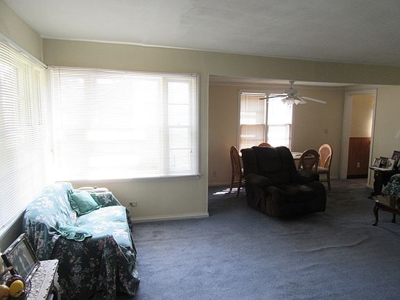 3rd image of 907 W 2nd St