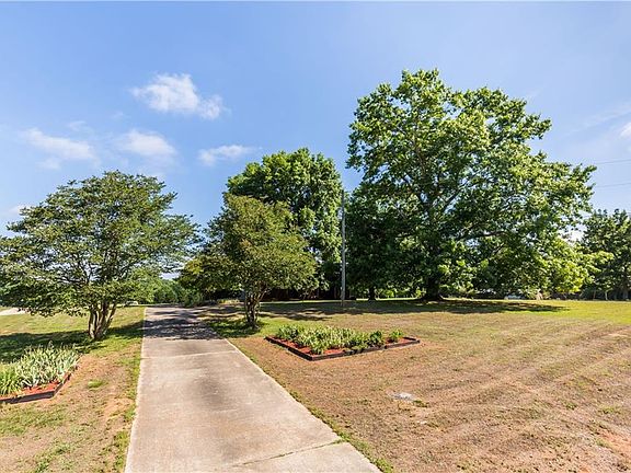 3rd image of 75 W Ridgeway Rd