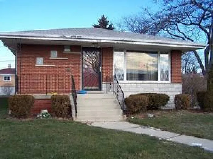 1550 Memorial Dr photo 1