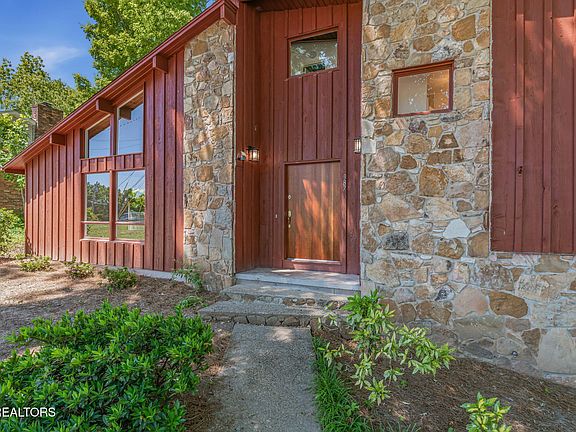 2nd image of 987 Ponder Rd