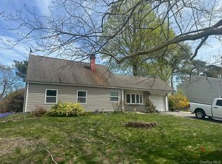 33 Balsam Dr, Medford, NY 11763