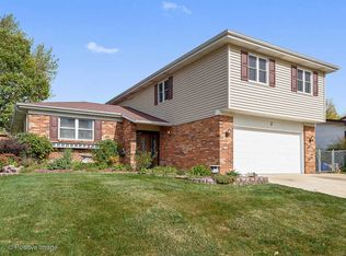 2 Pheasant Ct, Woodridge, IL 60517