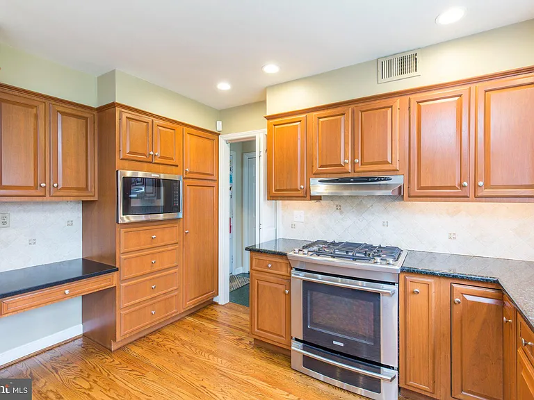 101 Woods Ln — Photo 21