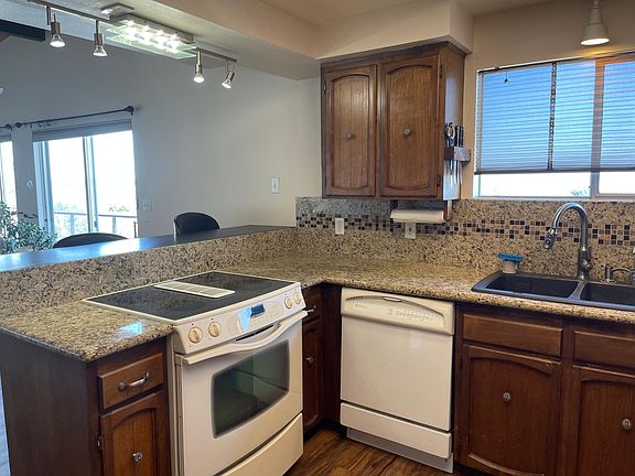 Jenn Air range, granite counters