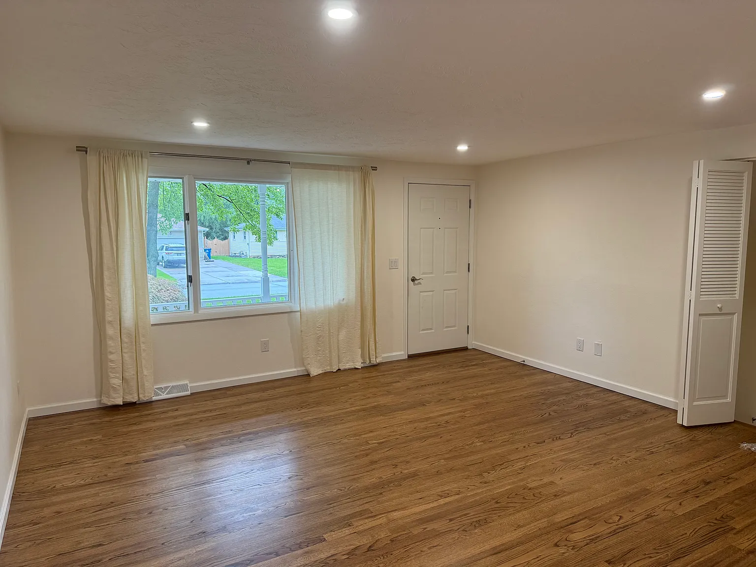 778 Crestline Ave — Photo 3
