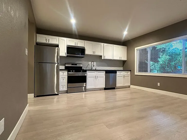 1131 Warren St & 1524 Willow - 1534 Willow #D — Photo 1