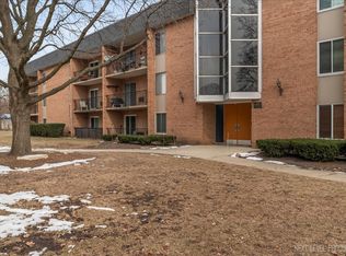 1052 N Mill St APT 111, Naperville, IL 60563