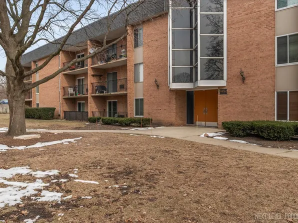 1052 N Mill St APT 111, Naperville, IL 60563