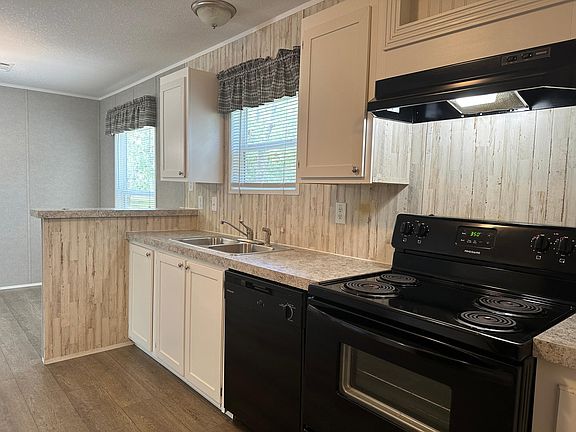 3rd image of 932 SE 40th Pl