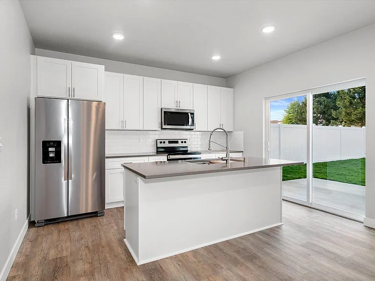 620 W 6th St — Photo 17
