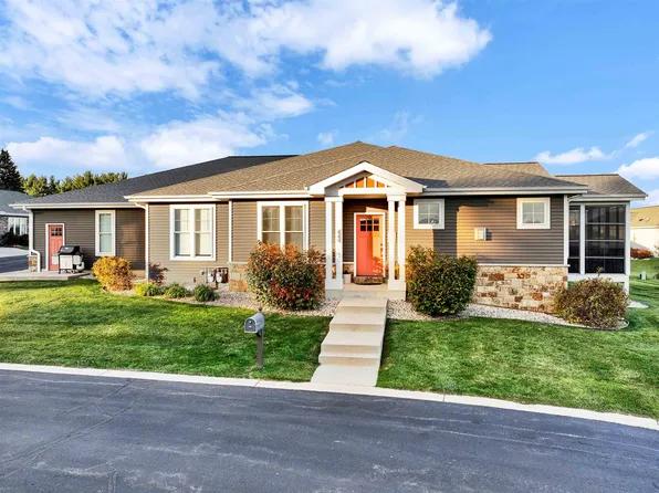 860 Whispering Pines Cir, Lake Mills, WI 53551