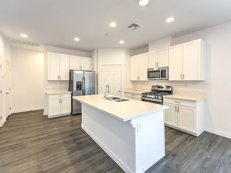 1535 Franklin Ln — Photo 9