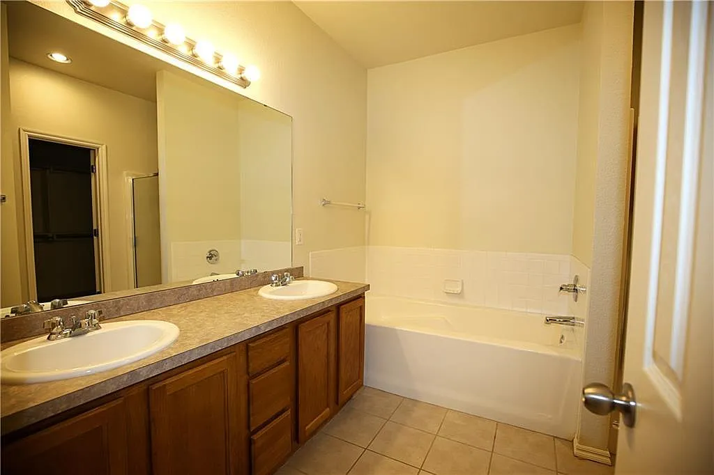 5904 SE 71st St - 1 — Photo 4