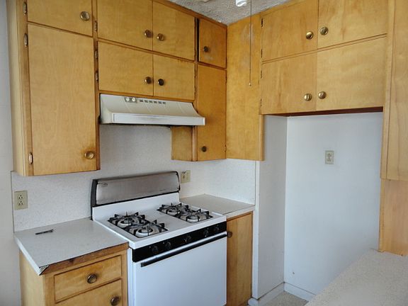 4th image of 1606 N Washington St
