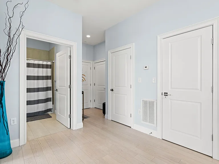170 W Broadway #413 — Photo 17