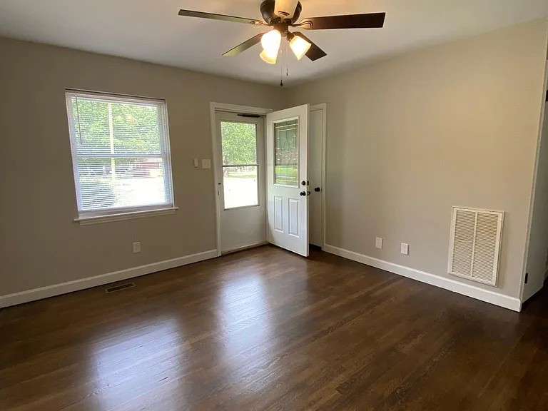 103 Pine Tree Dr — Photo 3