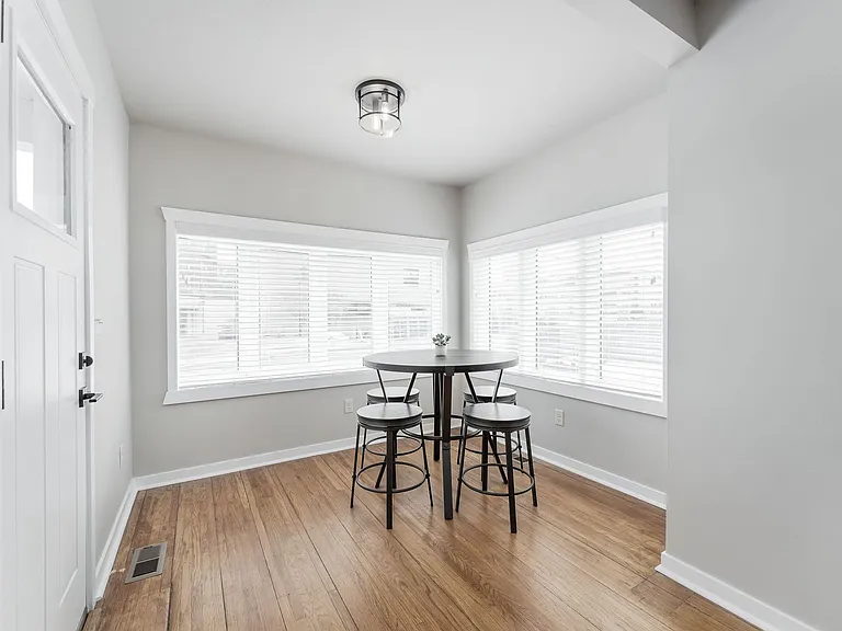 1205 S 7th Ave — Photo 3