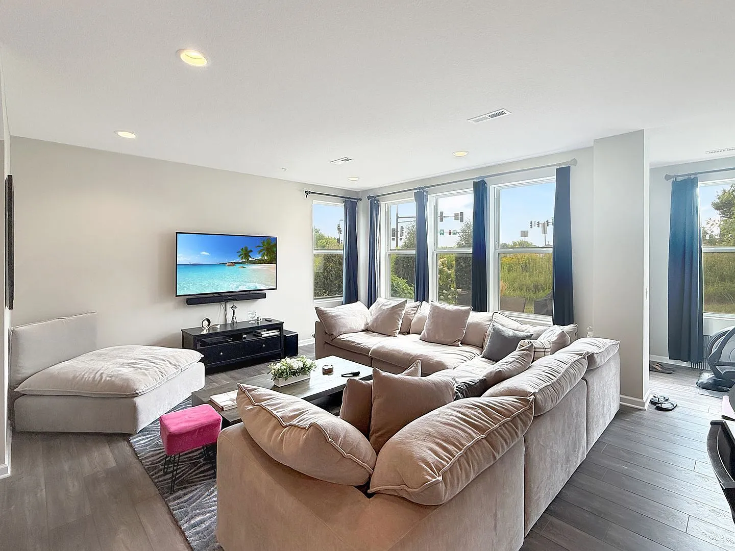 3 bed, 3.0 bath, 2110 sqft, $2,695 — Photo 3