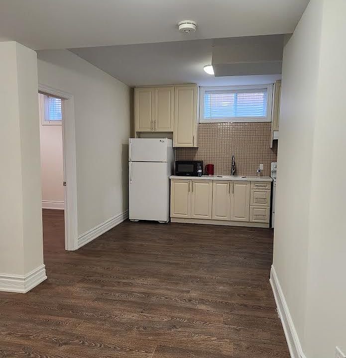 1st image of 33 Scarborough Golf Club Rd