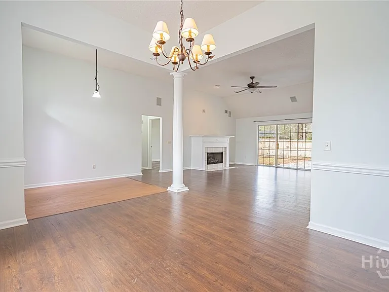 114 Laurens Ln — Photo 5
