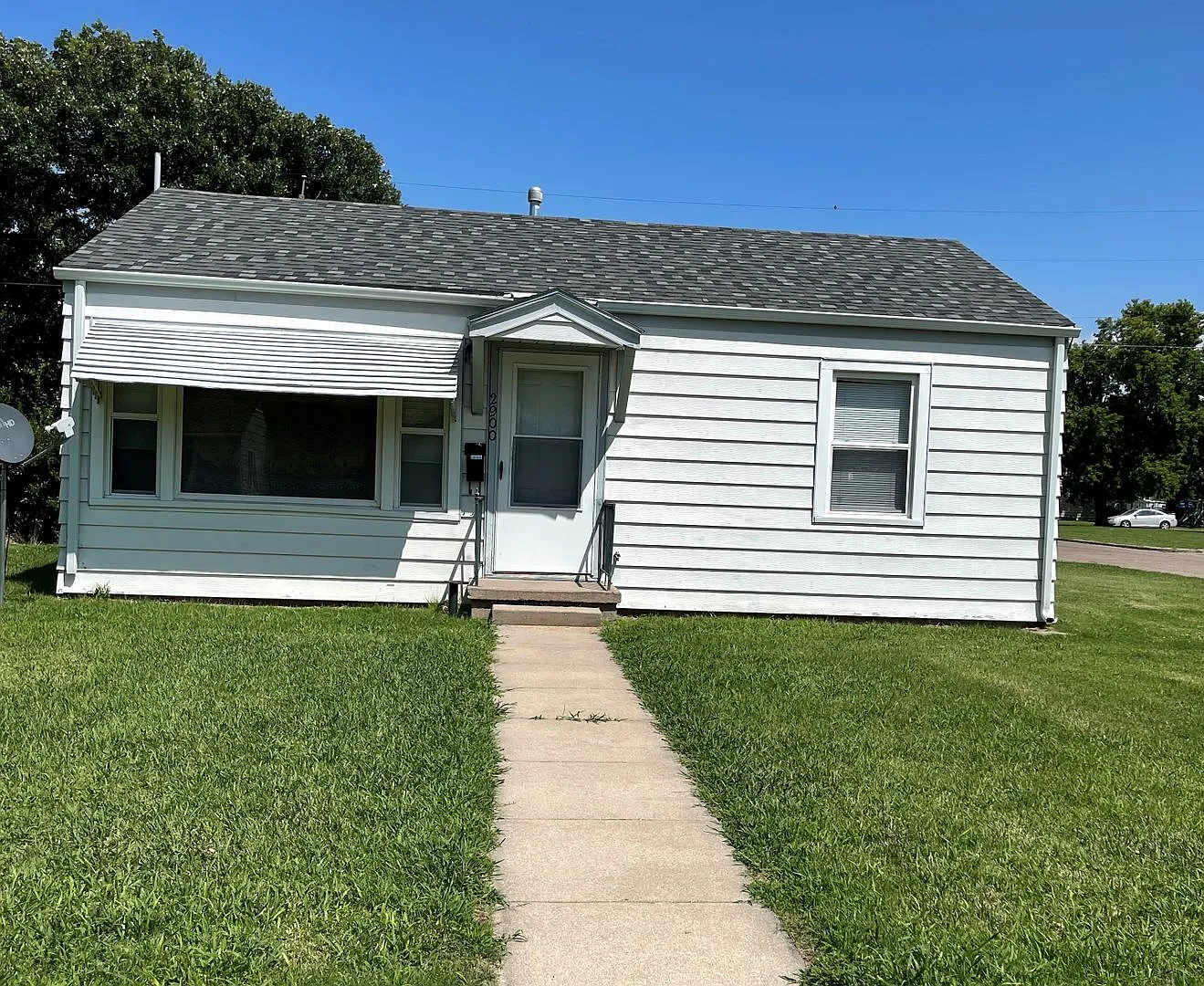 2 Bedroom, 1 Bathroom House with Detached Garage — Photo 1