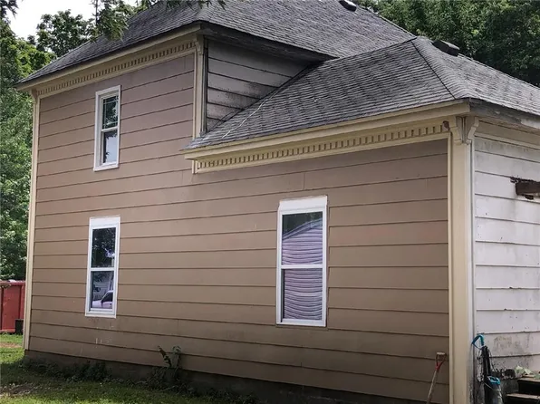 208 Jones St, Levasy, MO 64066