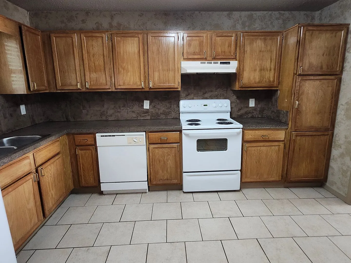 2 Bed/1 Bath Apartment — Photo 4