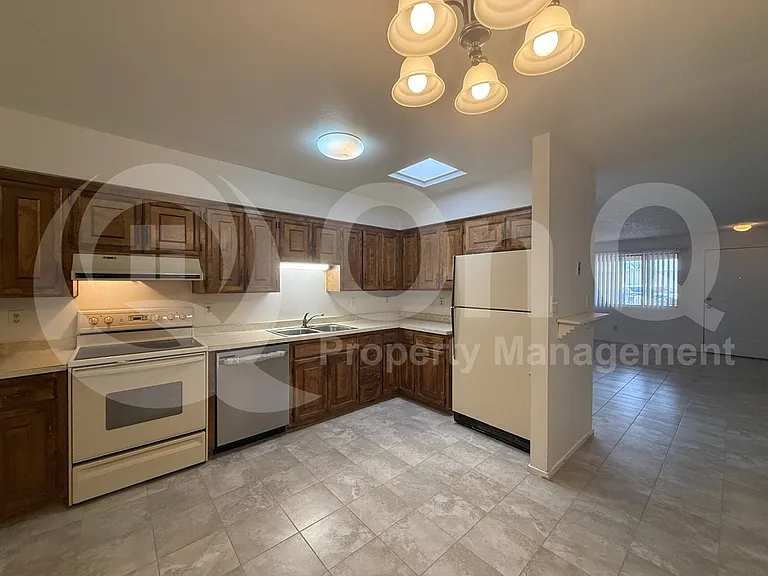 3930 N Stone Ave — Photo 5